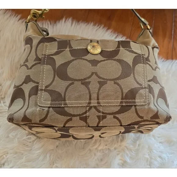 Coach Signature Monogram ** - Picture 6 of 10